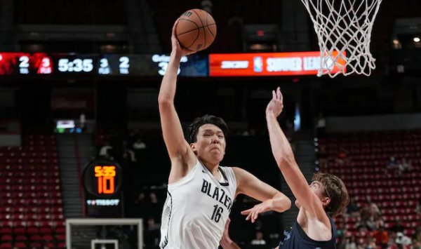 恒财网 美记：杨瀚森移动流畅，还具备超越年龄的精湛脚步技术，他为球队的进攻增添了多样性